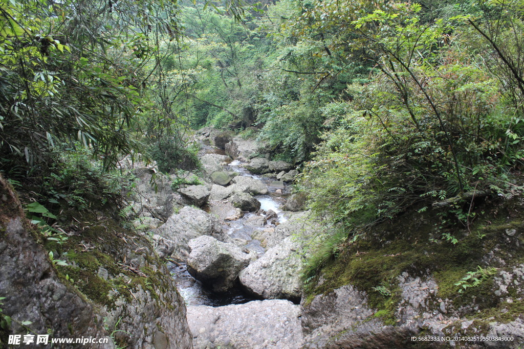 乱石流水