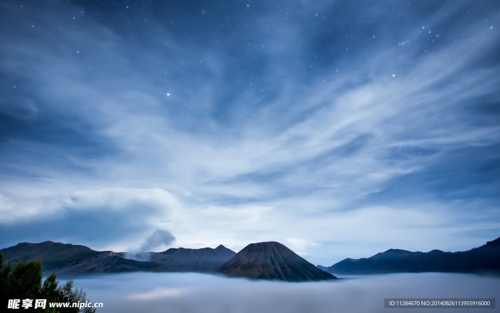 星空下的山峰