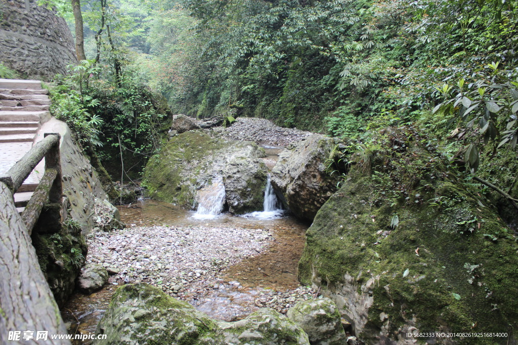 清泉石上流