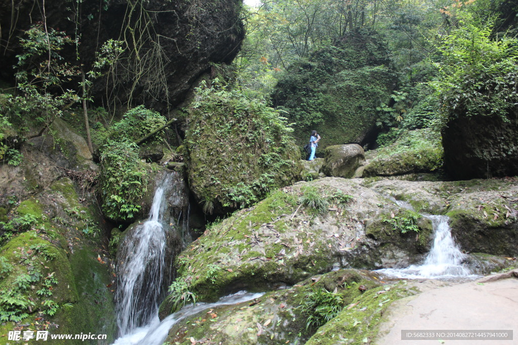 石间清泉