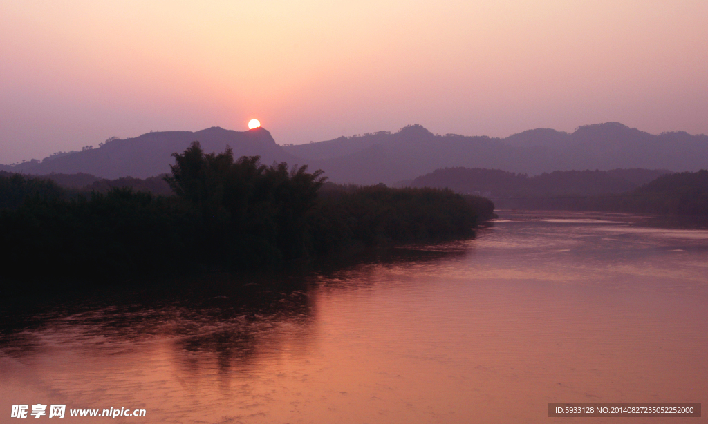 河边远山夕阳图