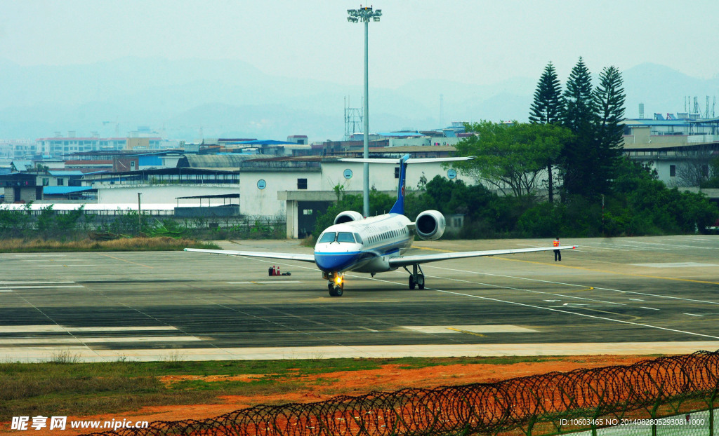 航空客机掉头起飞