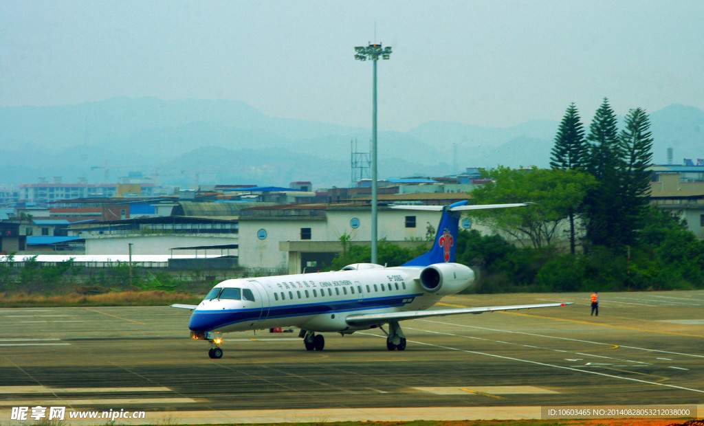 航空客机掉头起飞