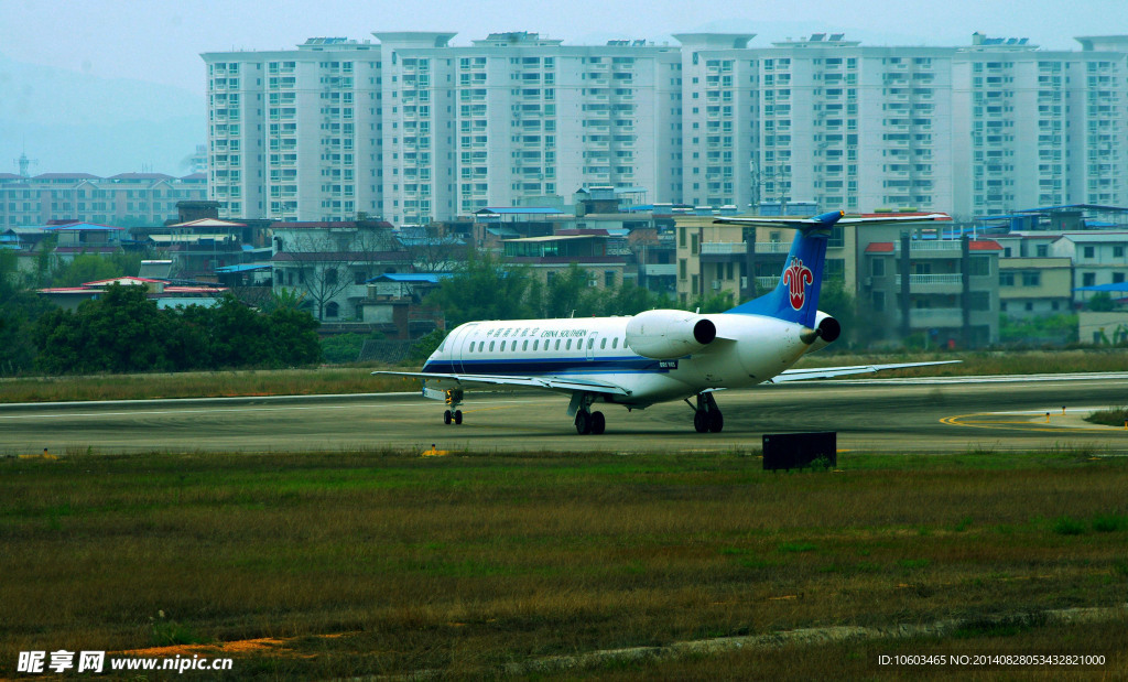 航空客机掉头起飞