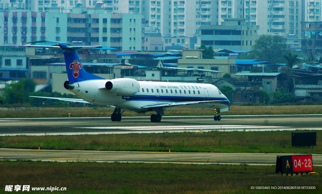 航空客机掉头起飞