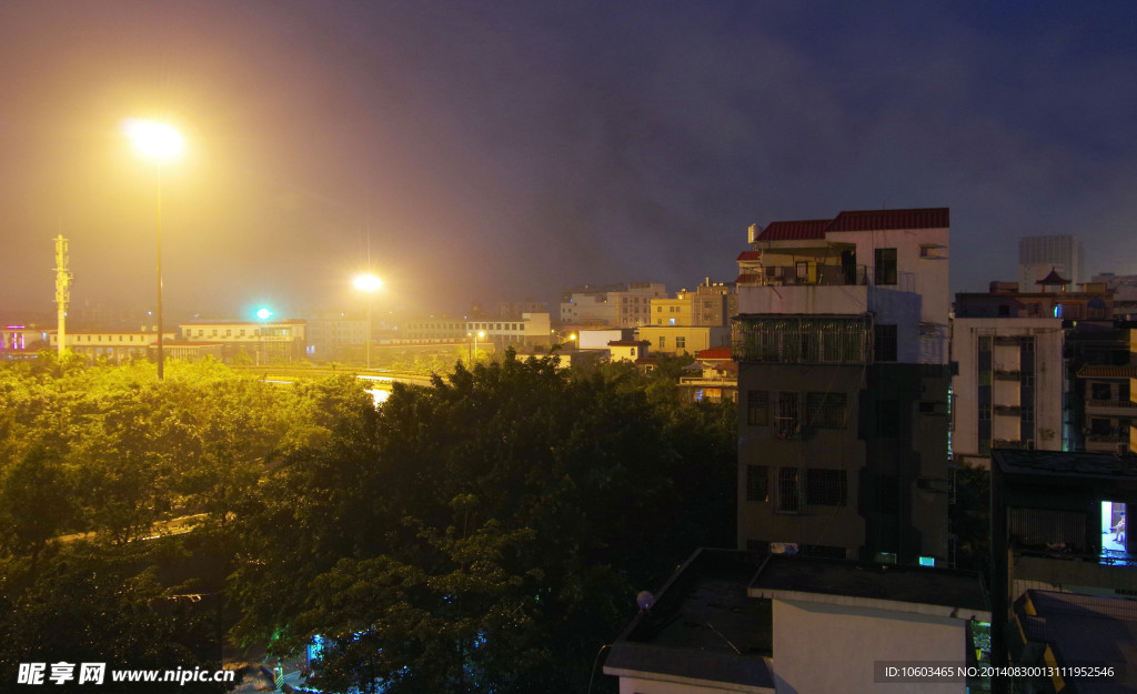 夜景 电闪雷鸣