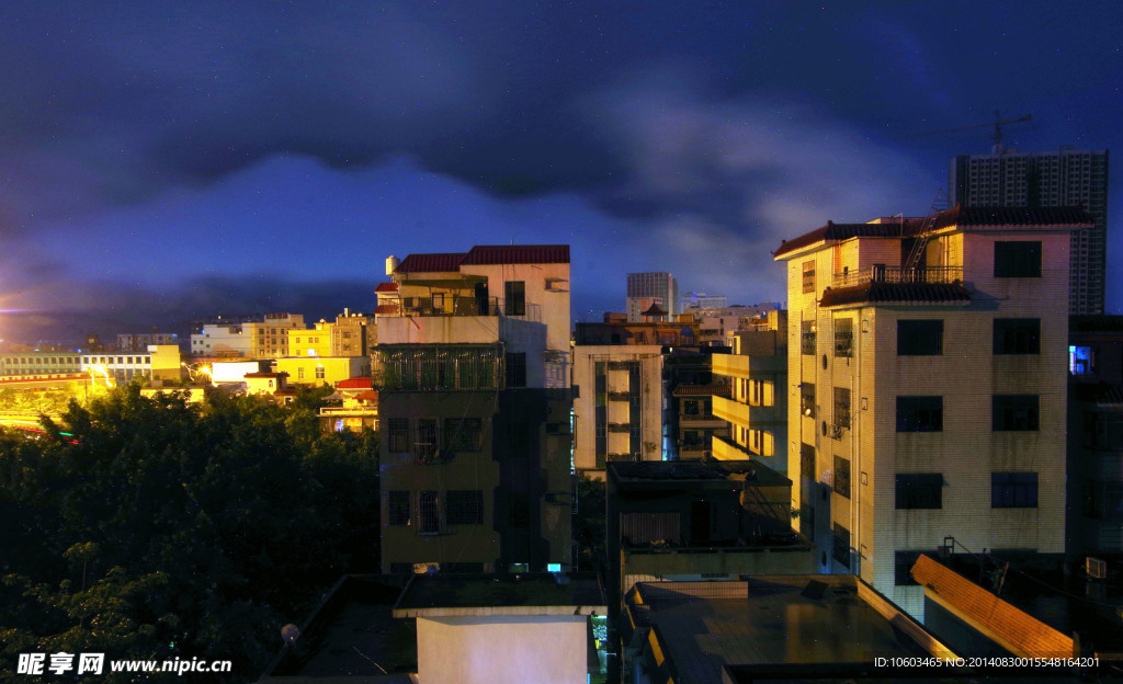 夜景 五更雷电