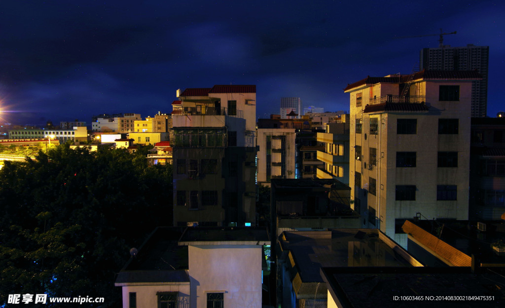 夜景 电闪雷鸣