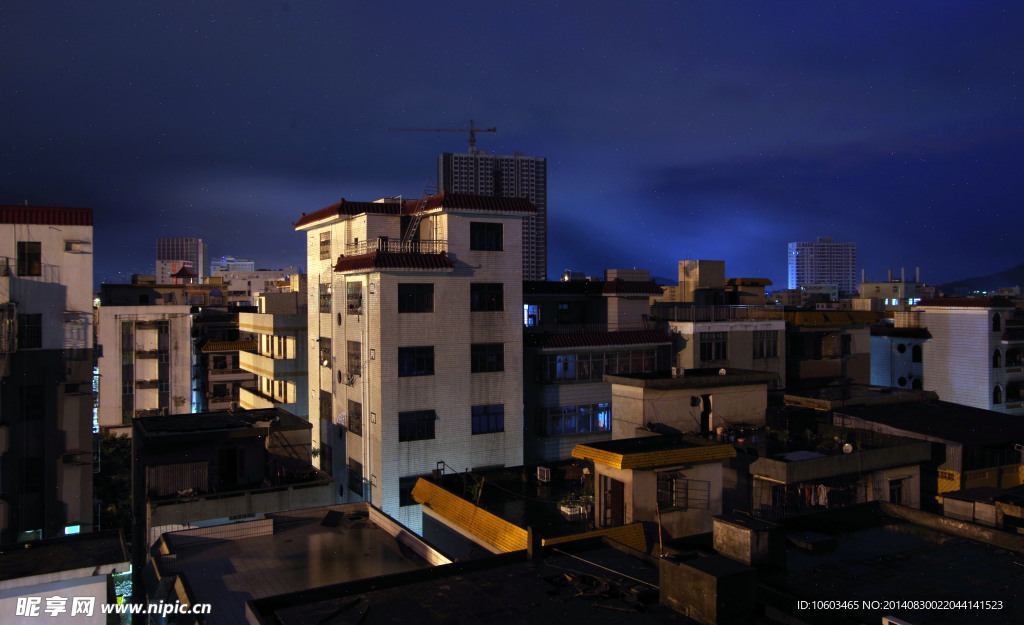 夜景 电闪雷鸣