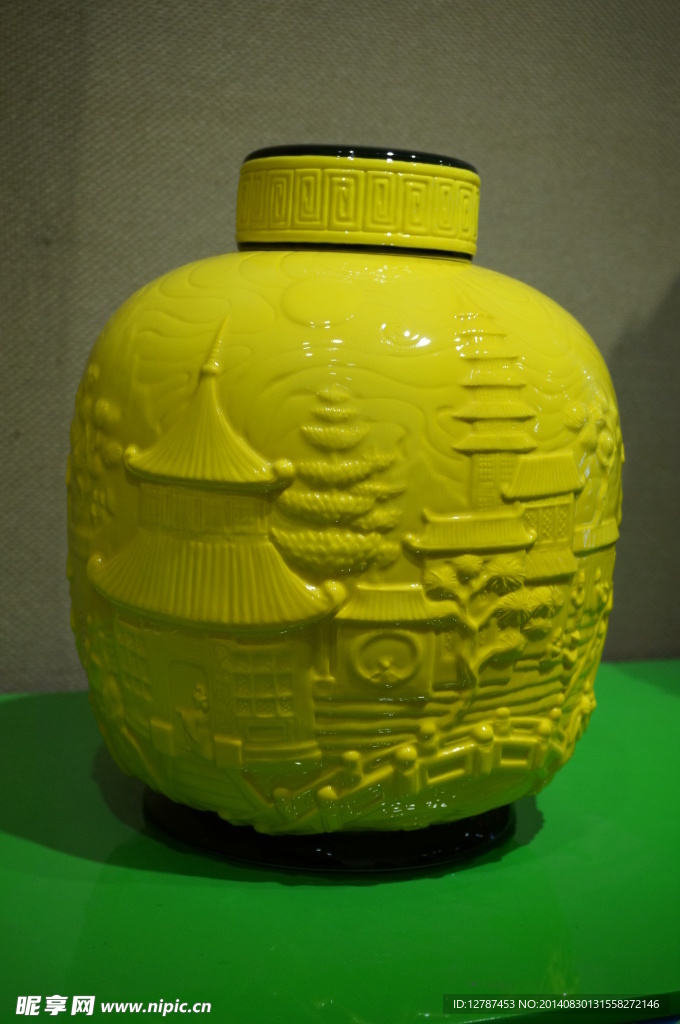 黄色建筑浮雕瓷瓶
