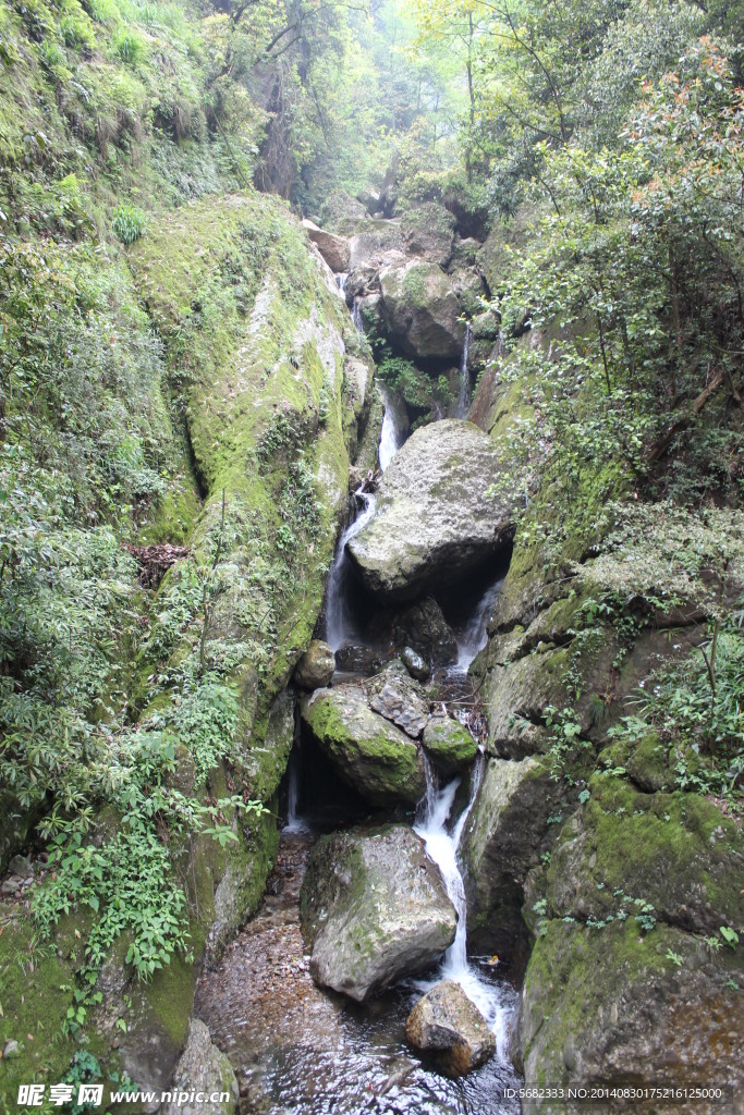 山谷飞流