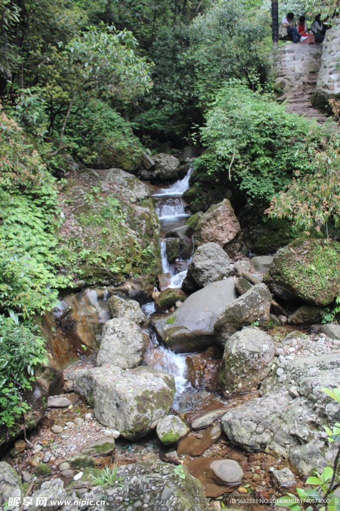 山谷小溪