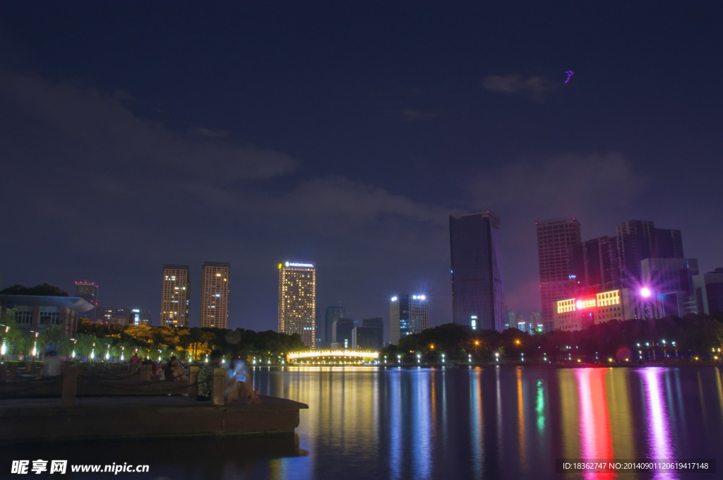 灯湖夜景