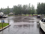 大雨中的停车场
