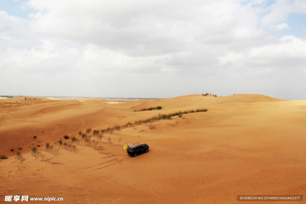 沙漠中的小车
