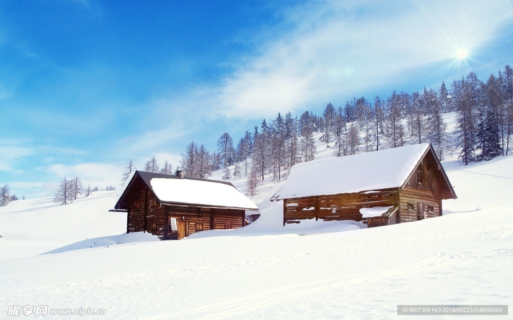 优美雪山下的木屋风景