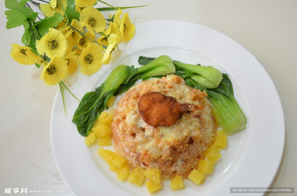 菠萝海鲜焗饭