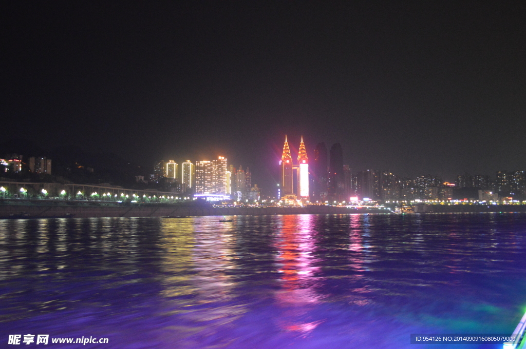 江面上看重庆夜景