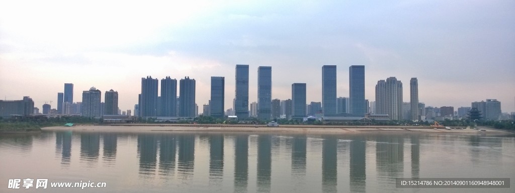 长沙江畔