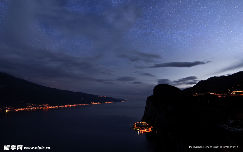 星空下的夜景