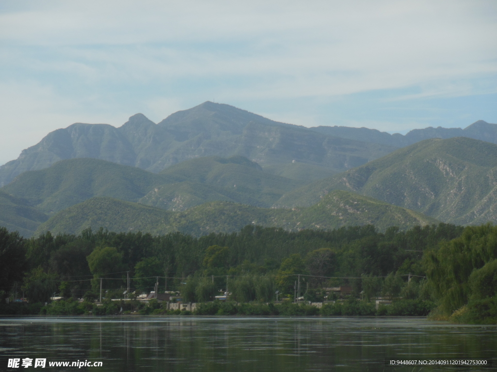 远山湖水风景