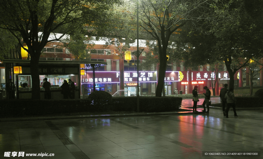 城市夜景 绿带休闲