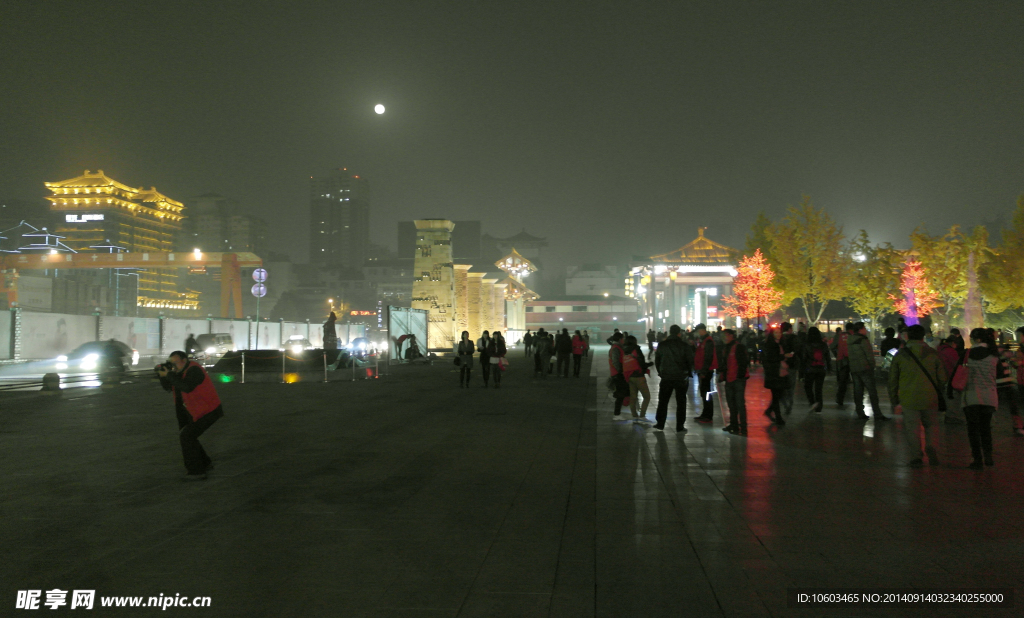 中国夜景 广场游人