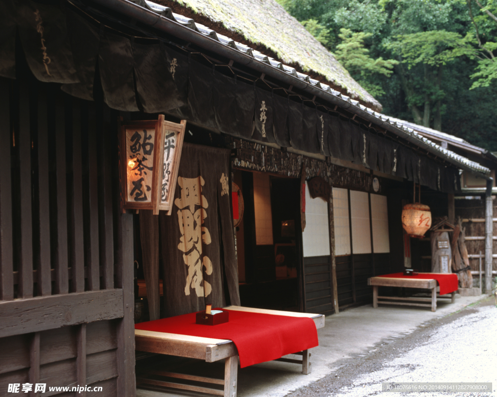 灰色树脂瓦屋顶 木屋