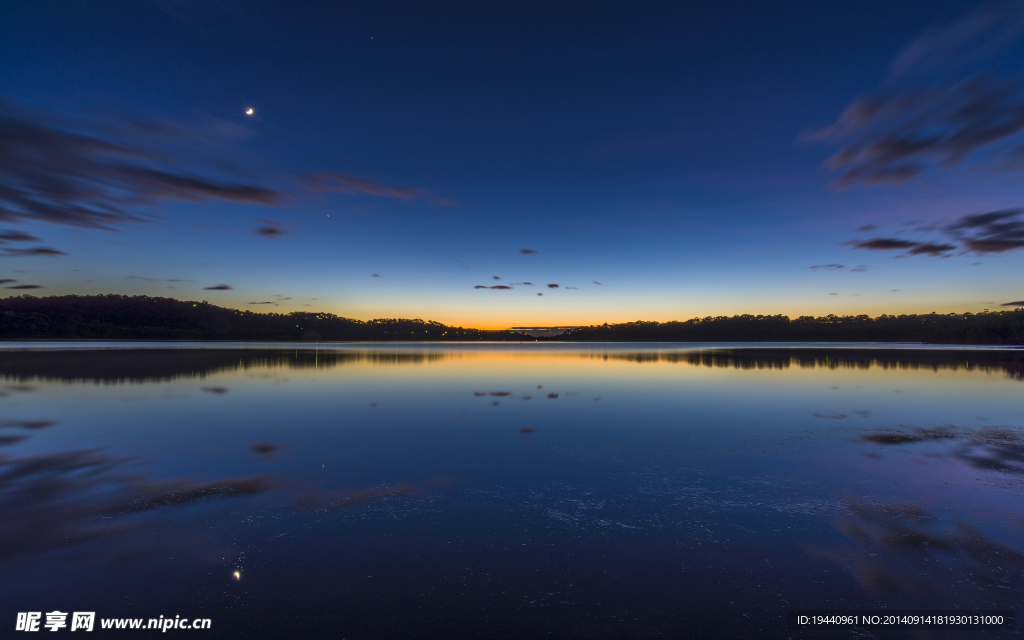 夜晚湖景