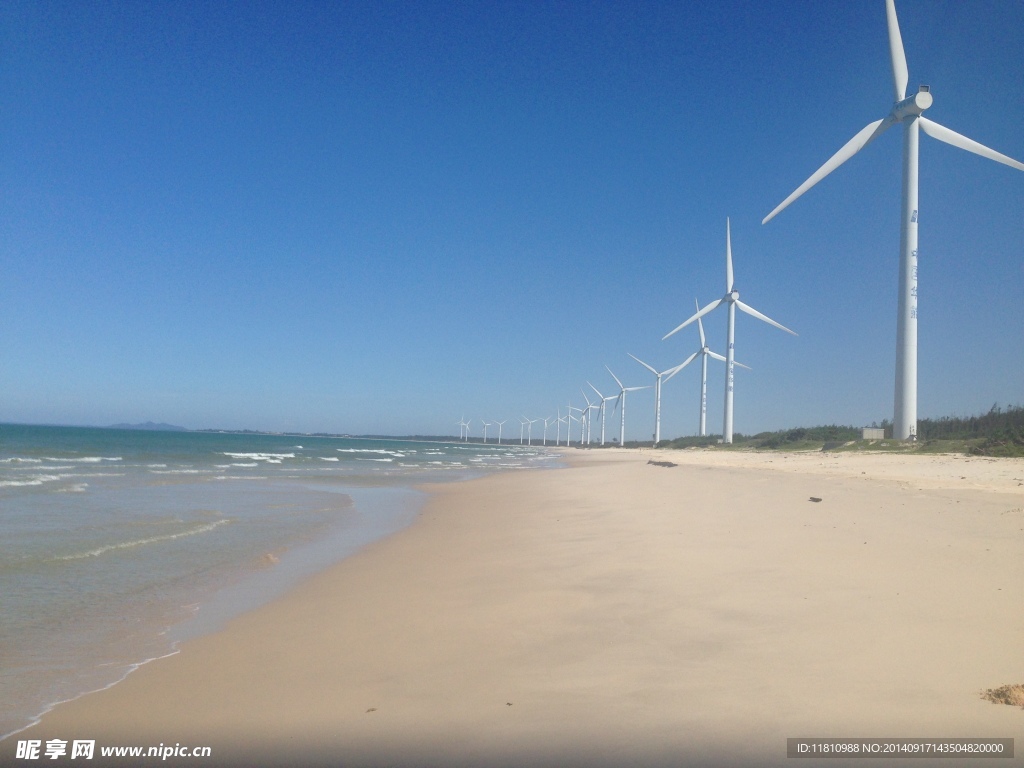 海边沙滩风车美景图