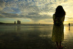 海滩夕阳少女