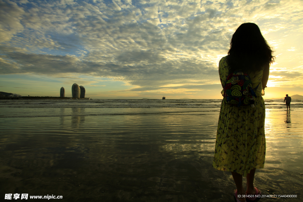 海滩夕阳少女