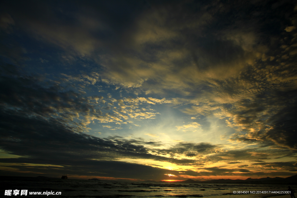 海浪夕阳云彩