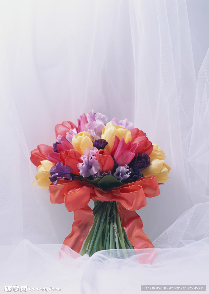 手捧鲜花花束