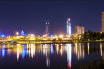 水光倒影中的城市夜景