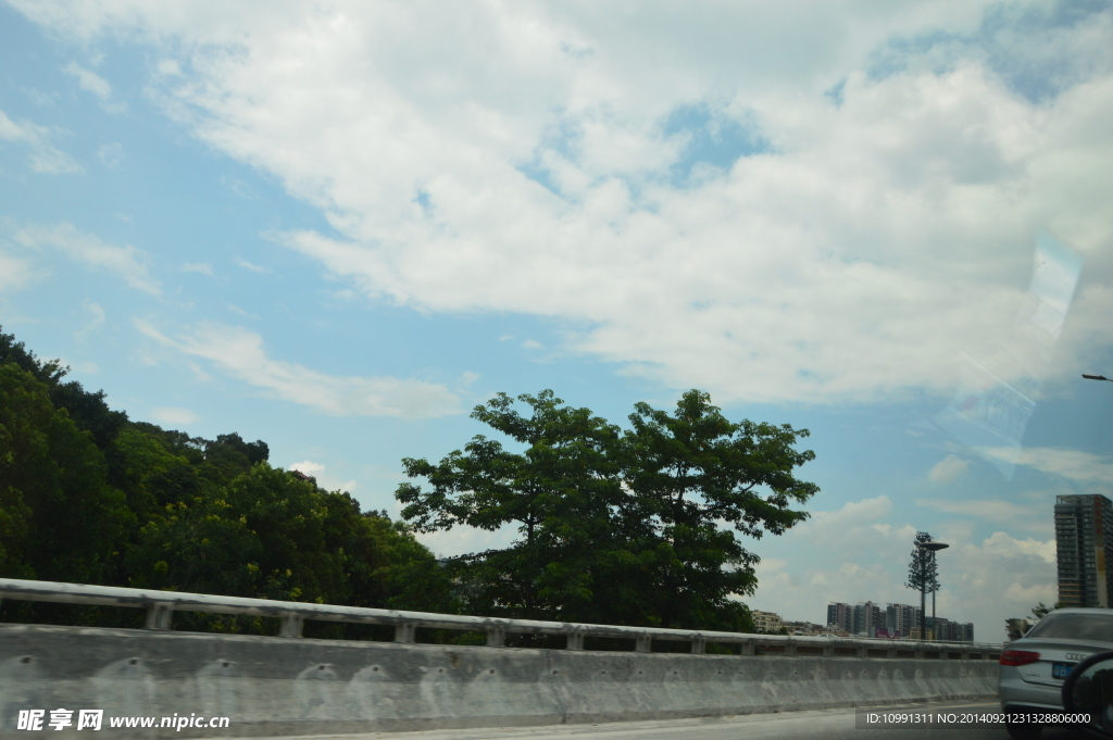 蓝天 高速路
