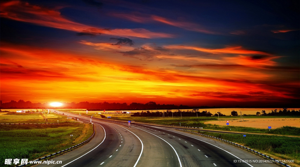 晚霞中的公路