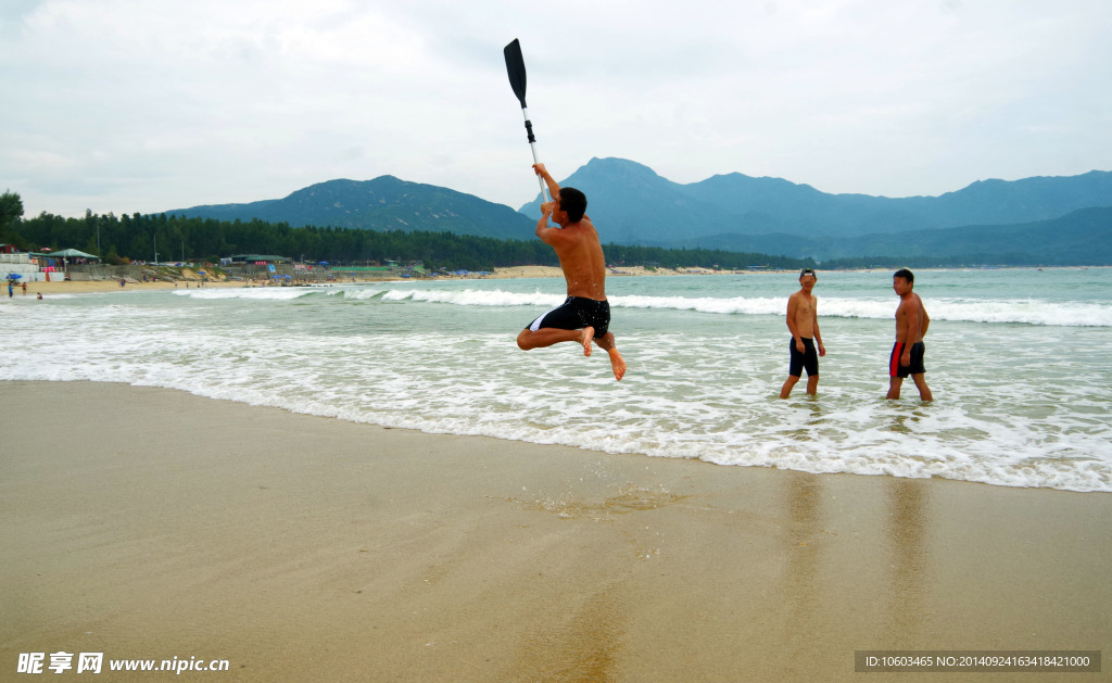 海洋风光 游人挥桨