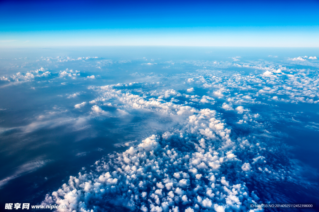 高空白云