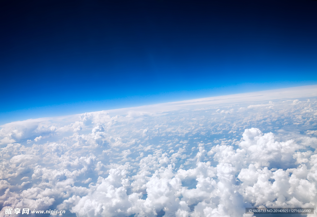高空白云