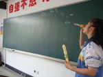 女生吹气泡