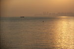 夕阳下的深圳湾海面