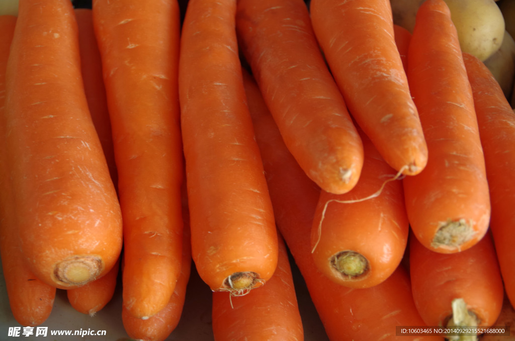 黄萝卜蔬菜桌面图