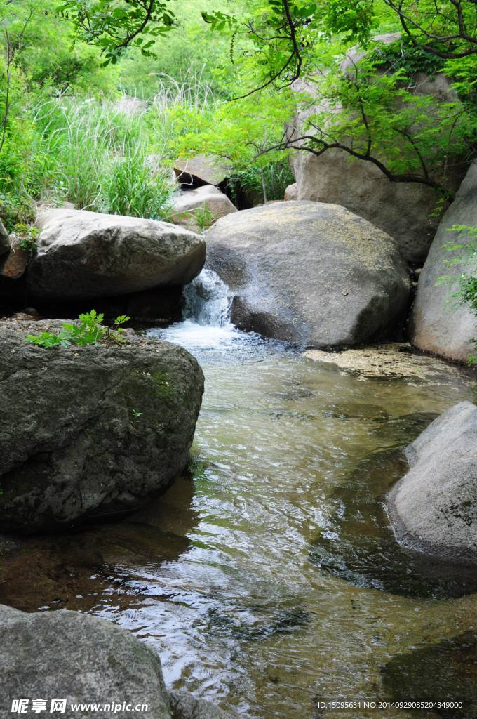 小溪流水