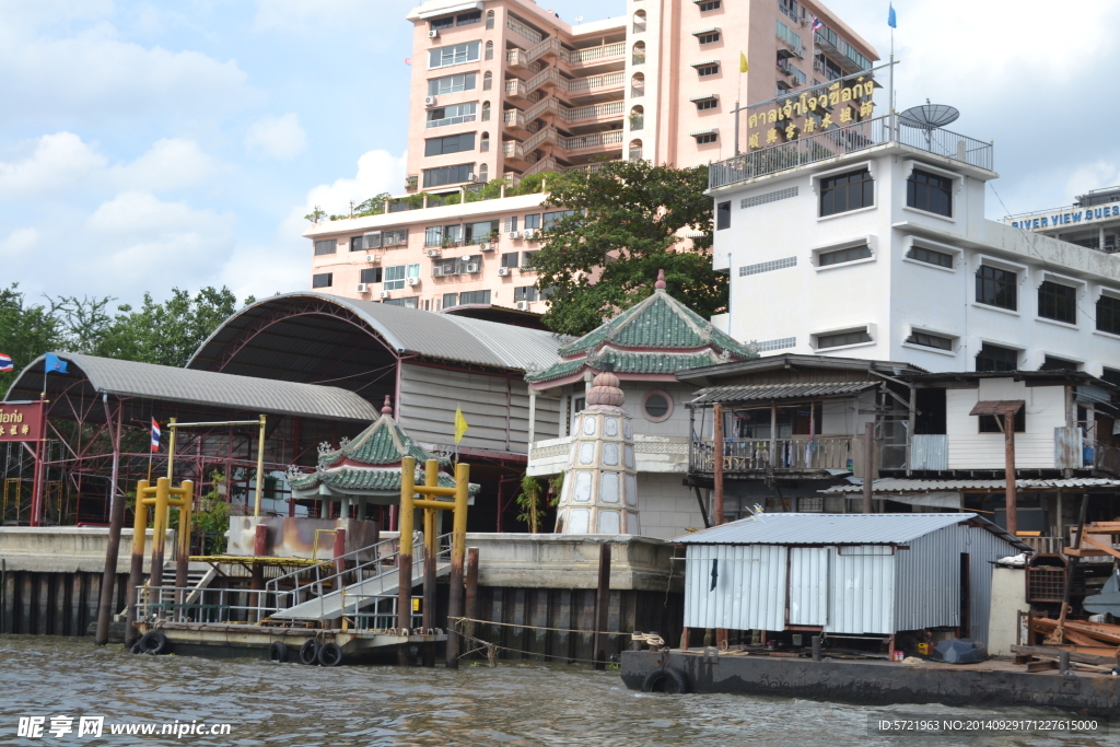 湄南河岸边建筑