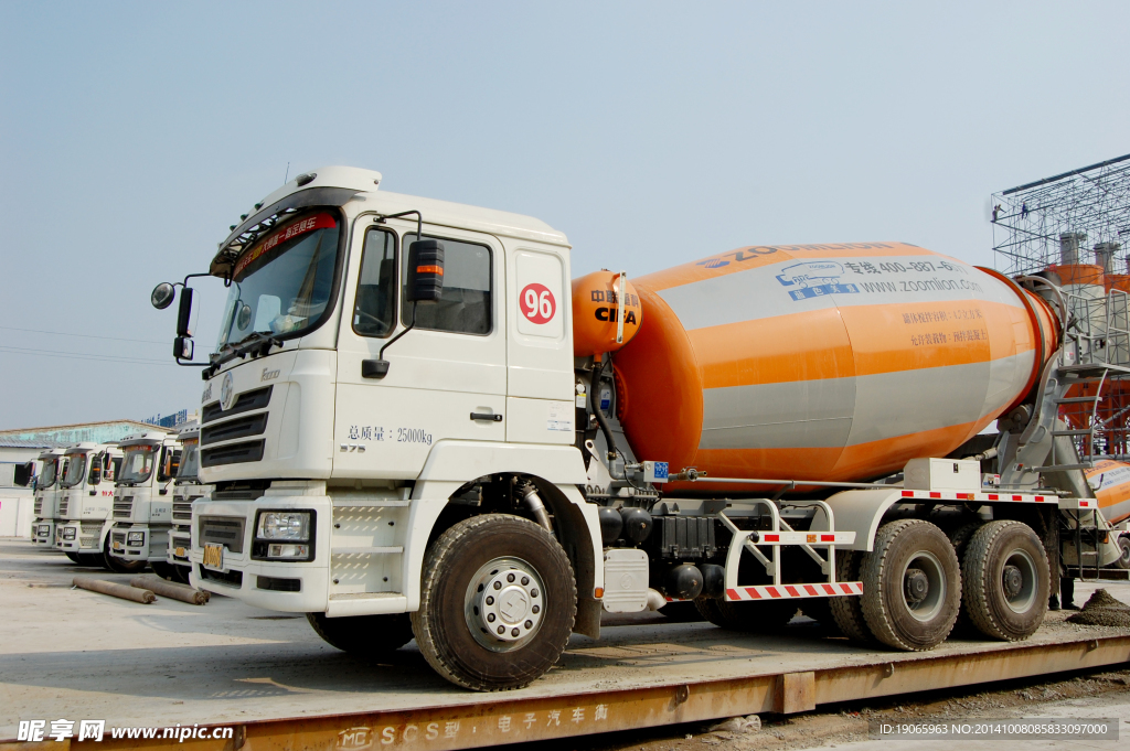 水泥罐车