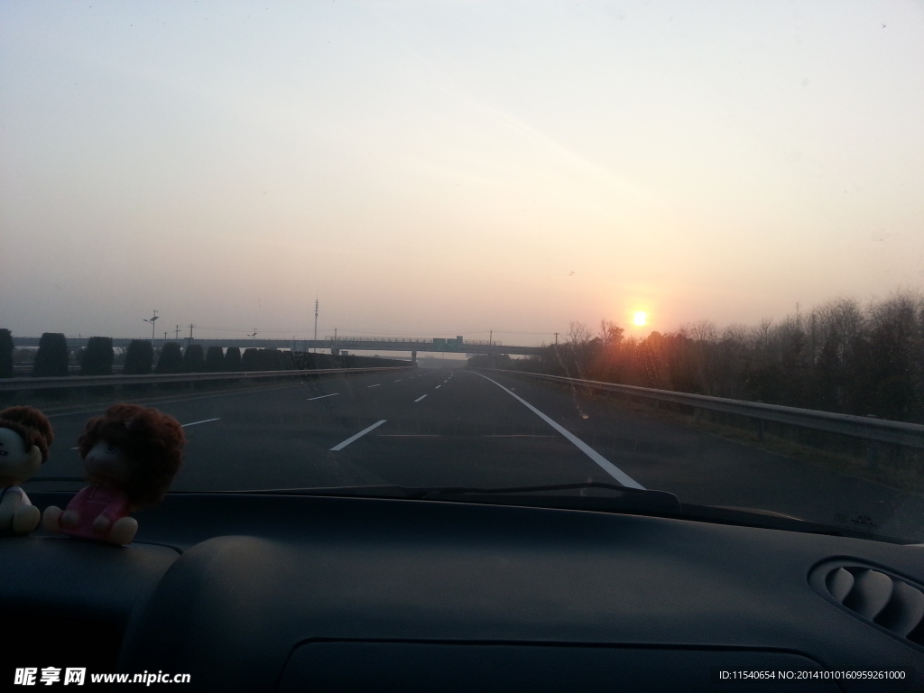 高速上的夕阳