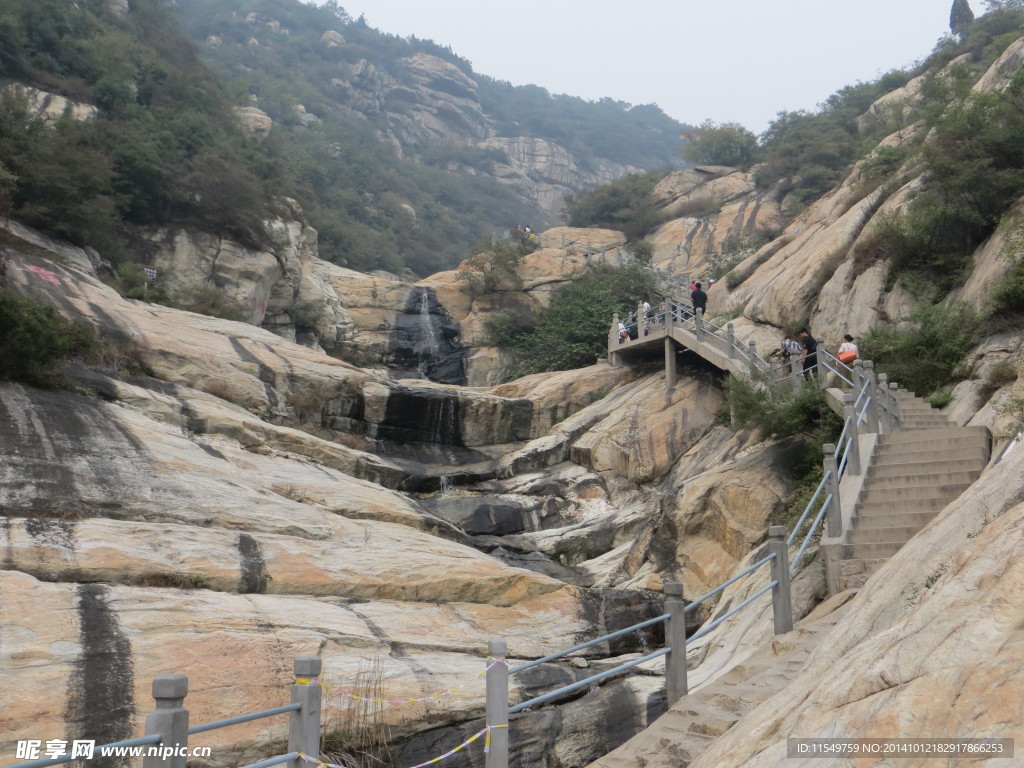 卢崖瀑布风景区风光