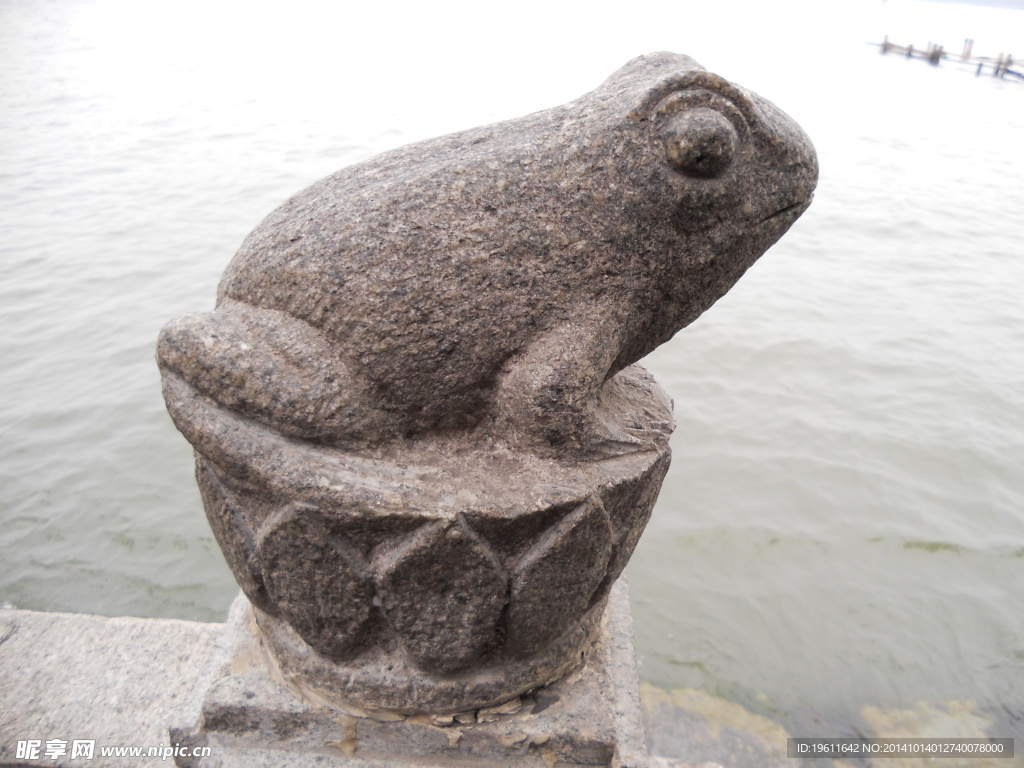 大明湖畔蟾蜍石雕