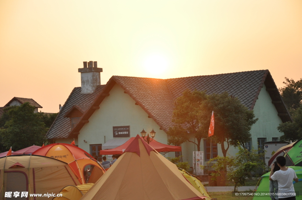 夕阳下的村屋帐篷